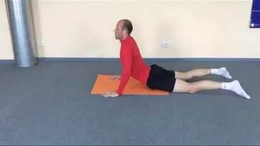 A terapia de exercicios axuda a fortalecer os músculos das costas debilitados na osteocondrose